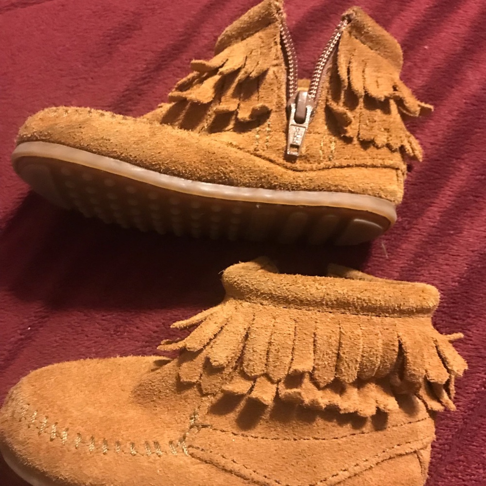 Minnetonka toddler size 6